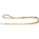 Eine hellbraune Lederleine für Hunde mit glatter Oberfläche, mit einem Metallclip an einem Ende und dekorativen Perforationen entlang der Länge.