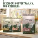Drei 1-kg-Beutel Hypoconcept Adult Hundefutter (Huhn, Lachs, Lamm) auf einer Küchenarbeitsplatte, Titel 'FÜR SENSIBLE HUNDE' sichtbar.