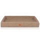 Ein rechteckiges Hundebett in einem weichen beigen Farbton mit erhöhten Rändern, das ein gesticktes Design und ein kleines orangefarbenes Etikett mit der Aufschrift "KNUFFELWUFF" aufweist.