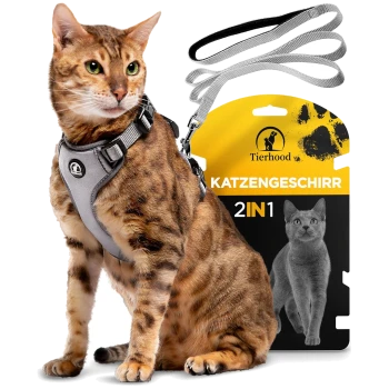 Katze trägt ein graues Tierhood 2-in-1 Geschirr und Leine, im Hintergrund Verpackung mit der Aufschrift „Katzengeschirr“.