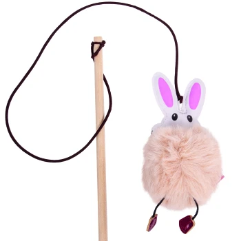 Ein flauschiges, pinkes Kaninchen-Spielzeug, das an einem Holzstock mit einer Schnur befestigt ist, entworfen für das Spielen mit Haustieren.