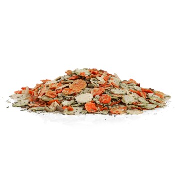 Ein bunter Haufen von Tierfutterflocken mit orangefarbenen, grünen und weißen Stücken, vor einem weißen Hintergrund.