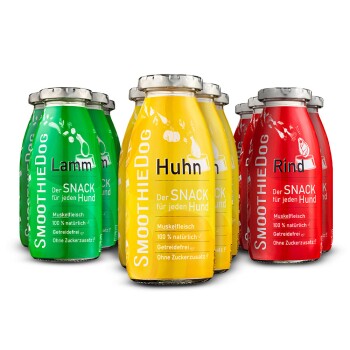 Drei bunte Flaschen mit Hundesnacks, beschriftet mit "Lamm" (grün), "Huhn" (gelb) und "Rind" (rot), mit Text, der natürliche Zutaten bewirbt.