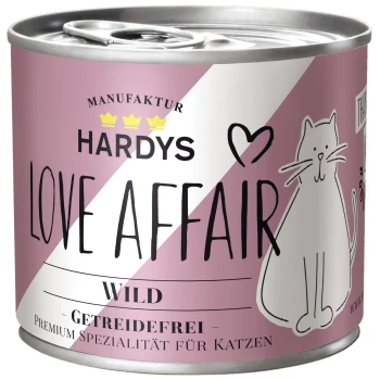 Eine Dose Hardys "Love Affair" Katzenfutter, mit einem rosa Etikett und einer verspielten Katzenillustration, beschriftet mit "WILD" und "GETREIDEFREI."