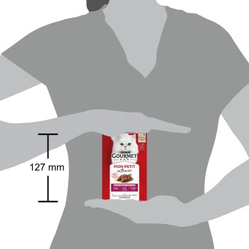 Handen die een Purina Gourmet 'Mon Petit intense' kattenvoerzakje vasthouden, rode verpakking met foto van witte kat en '127 mm' meting.