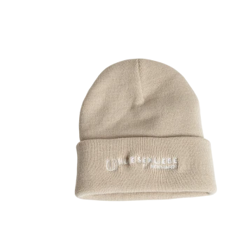 Beige gestrickte Mütze mit umgeschlagenem Saum, mit weißem gesticktem Text, der "HUELSENLIEBE SCHWARZ" liest.