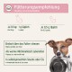 Hund hält eine Metallschale neben dem Etikett ‚Fütterungsempfehlung / Feeding recommendation‘ mit Dosierungen ‚Je 10 kg: 1 g täglich‘ und ‚Je 0,5 g täglich‘.
