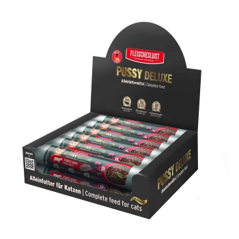 Displaybox mit Fleischeslust PUSSY DELUXE Katzenmousse-Tuben, beschriftet mit „Alleinfuttermittel | Complete feed for cats“