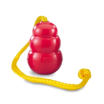 Jouet pour chien KONG rouge en forme de cône empilé avec une corde jaune attachée pour un lancer et une récupération faciles.