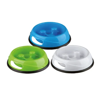 Trois bols de nourriture pour animaux colorés en vert, bleu et blanc, avec des sections surélevées pour ralentir la prise alimentaire.