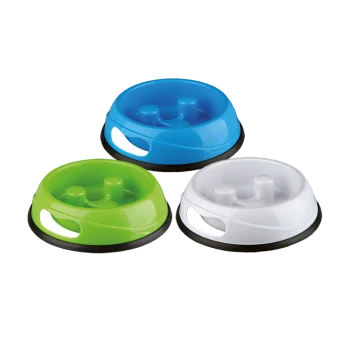 Trois bols de nourriture pour animaux colorés en vert, bleu et blanc, avec des sections surélevées pour ralentir la prise alimentaire.