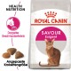 Royal Canin Savour Exigent Katzenfutterbeutel mit einer braunen Katze, der "Gesundheitsnahrung" und "Doppelte Geschmackserlebnis" hervorhebt.