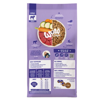 Violette Tüte WOW Dog Adult Trockenfutter, Napf geteilt mit rohem Fleisch, Gemüse und Kroketten, zeigt die Texte 'WOW Dog', 'Adult', 'Made in Austria'