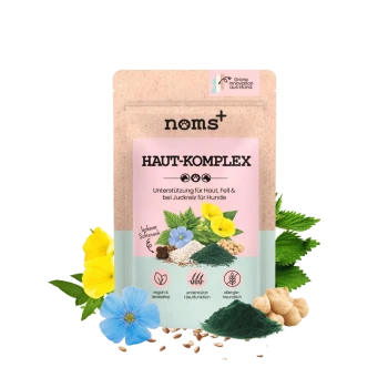 noms+ Beutel mit der Aufschrift 'HAUT-KOMPLEX' Hautergänzung für Hunde mit Blumen, grünem Pulver, Samen und Kichererbsen.