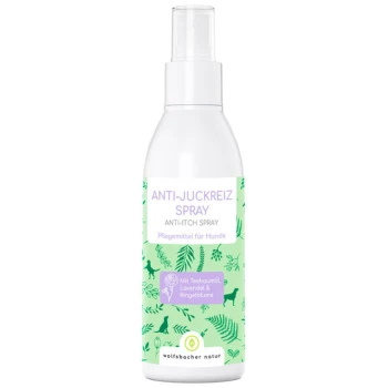 Weiße Anti-Juckreiz-Sprühflasche für Hunde mit einem grünen Etikett, das Blätter, Hundesilhouetten und Text über Inhaltsstoffe zeigt.