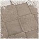 Nahaufnahme einer weichen, beigen Haustiermatte mit einem strukturierten, quadratischen Patch-Design, ideal für den Komfort von Haustieren.