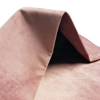 Eine weiche, rosa Haustierdecke, die gefaltet ist und ihre plüschige Textur und glatte Oberfläche zeigt, ideal für den Komfort von Haustieren.