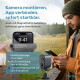 Mann benutzt Smartphone neben einer grauen magnetischen 4G-Sicherheitskamera; sichtbarer Text: 'Kamera montieren, App verbinden'.