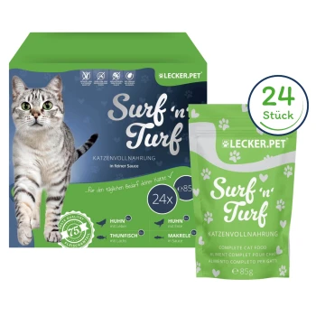 Schachtel mit "Surf 'n Turf" Katzenfutter von Lecker.Pet, mit einer grauen getigerten Katze. Enthält 24 Beutel mit verschiedenen Geschmacksrichtungen in feiner Sauce.