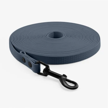 Schleppleine Petrol 5 m Eine gerollte blaue Hundeleine aus Gummi mit einem strukturierten Griff und einem schwarzen Metallclip zur Befestigung.