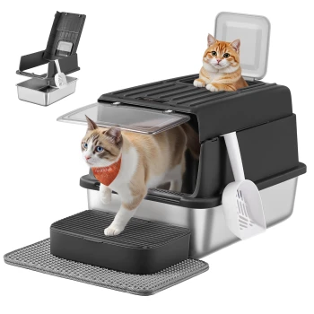 Zwei Katzen mit überdachter Streu-Box mit Ober- und Frontöffnung, Schaufel und Matte; vordere Katze trägt orangefarbene Bandana mit kleinem weißen Text