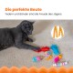 Eine graue Katze spielt mit bunten Haustierspielzeugen, darunter ein Fisch, ein Eisbecher und verschiedene plüschige Formen, mit dem Text "Die perfekte Beute" darüber.
