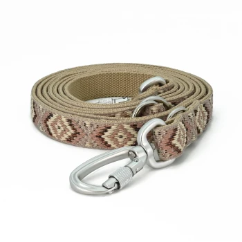 Boho-Chic Hundeleine Nude 2 m Eine gerollte Haustierleine mit einem gemusterten Design in erdigen Tönen, mit einem stabilen Metallclip zur Befestigung.