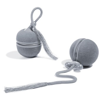 Zwei graue, flauschige Katzenball-Spielzeuge mit Schnüren, Kunststoffperlen-Verbindungen, Schlaufenhenkeln und langen Quasten.