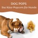 Ein Bulldogge liegt auf dem Boden und schaut neugierig auf eine kleine Tüte Käse-Popcorn für Hunde, die mit "DOG POPS" in Englisch und Deutsch beschriftet ist.
