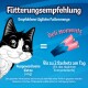 Blaues Poster mit gezeichnetem Smoking-Kater und pinken Deli Moments-Sachets; deutscher Text 'Fütterungsempfehlung' und 'Bis zu 2 Sachets'.