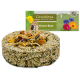 Kornfreier Flower-Bowl für kleine Haustiere, mit einem runden, strukturierten Leckerli aus getrockneten Blumen und Kräutern, mit einem bunten Verpackungsdesign.