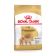 Royal Canin Adult Pomeranian Hundefutterbeutel mit einer Illustration eines Pomeranian-Hundes, mit Text, der die rassespezifische Ernährung hervorhebt.