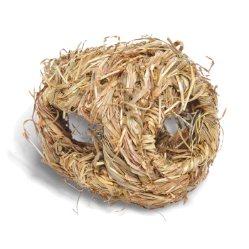 Une balle de foin tissée naturelle pour petits animaux, présentant une forme circulaire et une surface texturée, idéale pour mâcher et jouer.