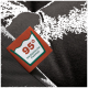 Nahaufnahme eines Haustierbettes mit einem Etikett, das "95° Medizinische Reinheit" liest, was medizinische Sauberkeit anzeigt, vor einem dunklen Stoffhintergrund.