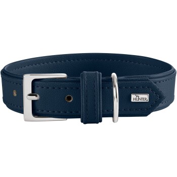 Dunkelblaues Lederhalsband für Hunde mit silberner Schnalle und D‑Ring, gesteppte Kanten und Metallanhänger mit der Aufschrift 'HUNTER'.