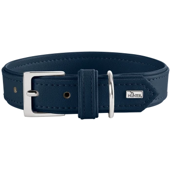 Dunkelblaues Lederhalsband für Hunde mit silberner Schnalle und D‑Ring, gesteppte Kanten und Metallanhänger mit der Aufschrift 'HUNTER'.