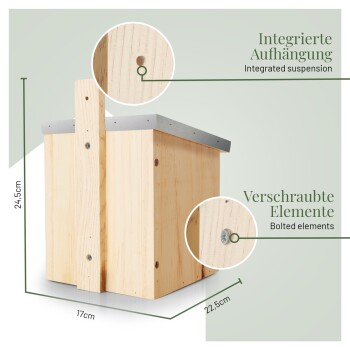 Holzhaustierhaus mit integrierter Aufhängung und verschraubten Elementen, Abmessungen beschriftet: 24,5 cm Höhe, 17 cm Breite, 22,5 cm Tiefe.