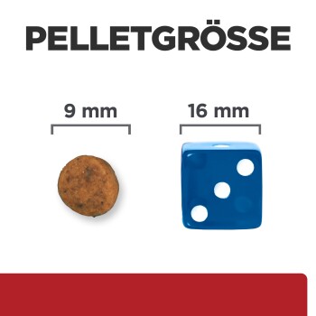 Vergleich der Pelletgröße zeigt ein 9 mm Haustierfutterpellet neben einem 16 mm blauen Würfel mit drei weißen Punkten.