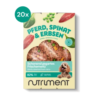 Verpacktes Haustierfutter mit Pferd, Spinat und Erbsen, beschriftet mit "Sanft gedämpftes frisches Menü", mit einem Hundebild und "82% Pferd."
