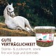 Weißes Pferd liegt im Gras neben einem Eimer Supravit-Leckerlis, Text: 'GUTE VERTRÄGLICHKEIT'; wenig Stärke & Zucker, sojafrei & getreidefrei