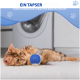 Katze liegt auf dem Boden und spielt mit einem blauen automatischen Spielzeug, deutscher Text über automatischen Start bei Berührung durch die Katze.