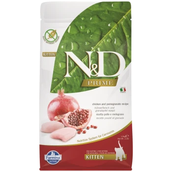 N&D Prime Kittenfutterbeutel mit Huhn- und Granatapfelrezept, mit Bildern von rohem Huhn und Granatapfel sowie Text in mehreren Sprachen.