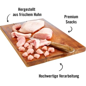 Frische Hühnerstücke und Snacks auf einem Holzschneidebrett präsentiert, mit Text, der 'Premium Snacks' und 'Hochwertige Verarbeitung' hervorhebt.