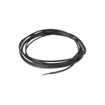 Schwarzes elektrisches Kabel, das in einer kreisförmigen Form gewickelt ist, mit freiliegenden Enden, die blaue und weiße Stränge zeigen.