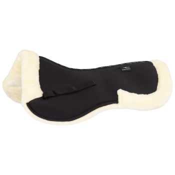 Schwarze Pferdesatteldecke mit einer weichen cremefarbenen Fleece-Innenausstattung und einem Riemen, mit einem EquiMate-Logo am Rand.