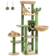 Ein mehrstöckiger Katzenbaum mit grünen und beigen Plattformen, mit einer orangefarbenen getigerten Katze, einer Siamkatze und einer Schildpattkatze, plus zwei hängenden Pompons.