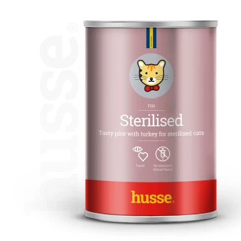 Eine Dose Husse Katzenfutter mit der Aufschrift "Sterilisiert", mit einem Cartoon-Katzenlogo, und dem Text "Leckeres Pâté mit Truthahn für sterilisierten Katzen."