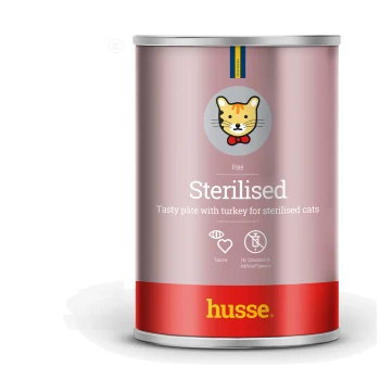 Eine Dose Husse Katzenfutter mit der Aufschrift "Sterilisiert", mit einem Cartoon-Katzenlogo, und dem Text "Leckeres Pâté mit Truthahn für sterilisierten Katzen."