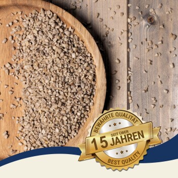 Eine Holzschüssel mit hellbraunen Haustierfutterpellets, von denen einige auf der Oberfläche verstreut sind. Ein Abzeichen sagt "10 Jahre" und "Beste Qualität."