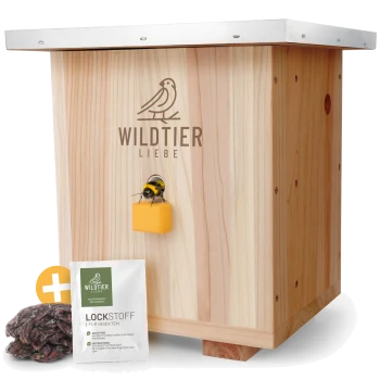 Holzinsektenhaus mit einer Biene am Eingang, mit dem Logo 'WILDTIER LIEBE' und einem Paket mit der Aufschrift 'LOCKSTOFF' für Insekten.